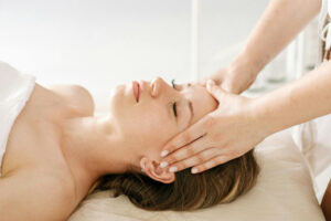 Zabieg terapii czaszkowo-krzyżowej