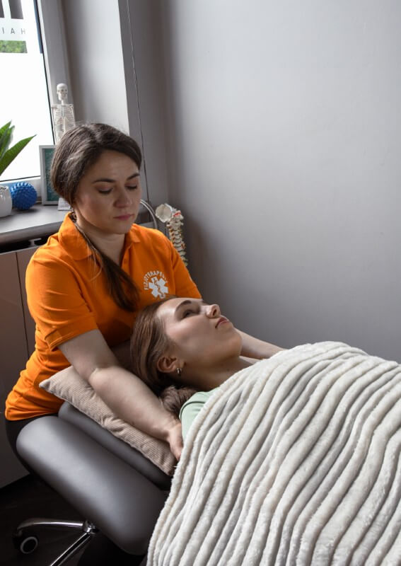 Sesja czaszkowo-krzyżowa w gabinecie fizjoterapii